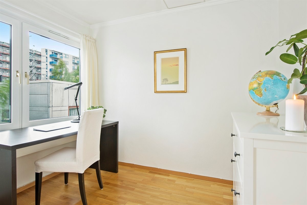 Innredet rom 2 / Kontor har stort vindu mot nord-vest slipper inn mye naturlig lys. Galleribilde