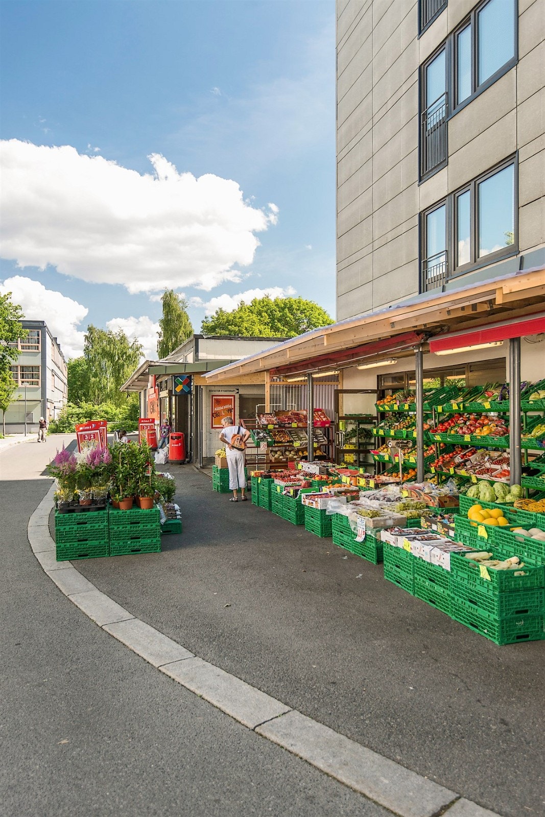 I umiddelbar nærhet har du ett utvalg av butikker, hvor du finner blant annet Rimi og Side frukt og grønt Galleribilde