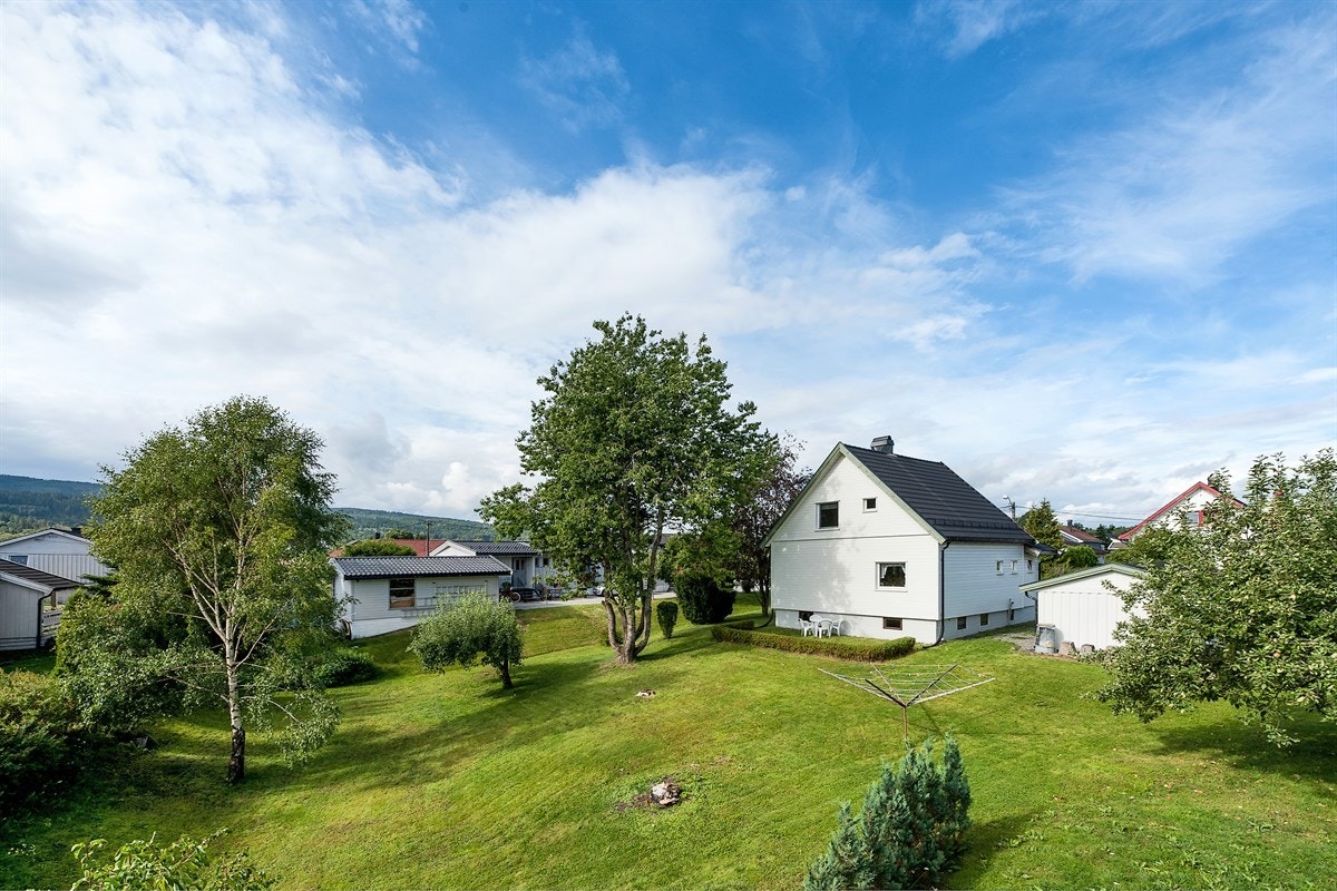 PRIVATmegleren Drammen ved John Granly Steen har gleden av å presentere denne eneboligen over 2 plan + kjeller med stort potensial. Eiendommen har stor tomt der utnyttelsesgraden ikke er fullt utnyttet. Gangavstand til Mjøndalen med togstasjon. Galleribilde