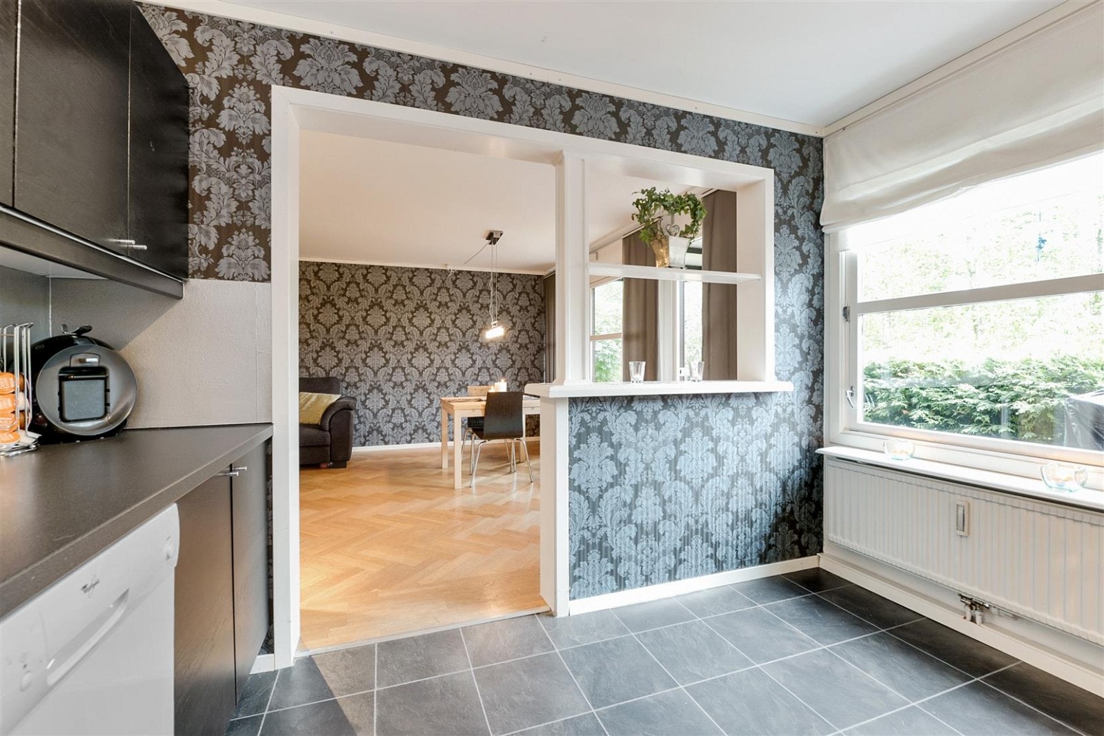 Det store vinduet på kjøkkenet slipper inn mye lys. Galleribilde