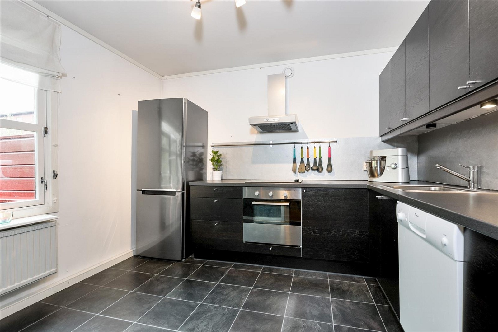 Det er godt med skap- og benkeplass på kjøkkenet. Galleribilde