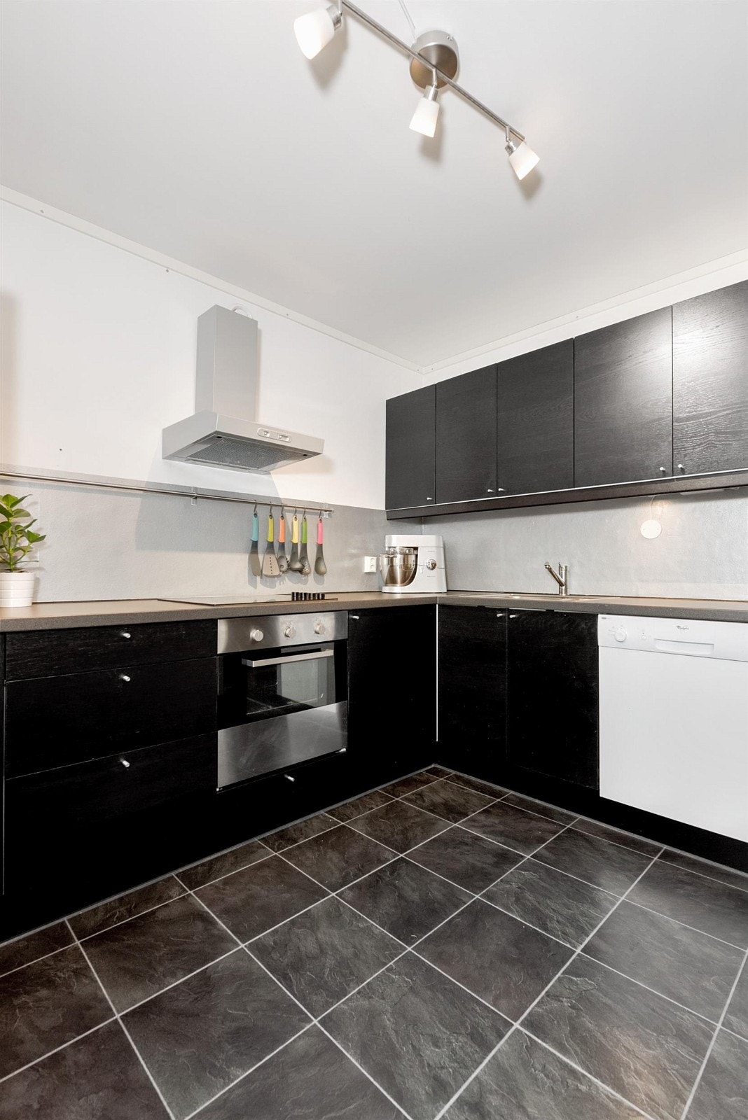 Moderne mørkt kjøkken med laminat benkeplate. Galleribilde