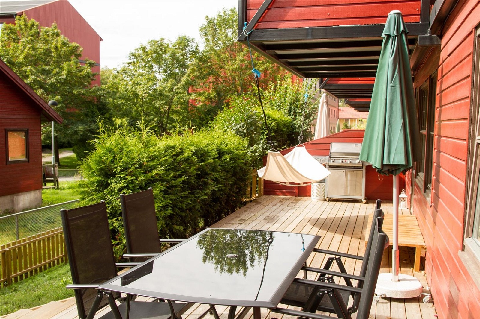 Det er plass til en romslig sittegruppe på terassen. Slapp av i hengekøya! Galleribilde