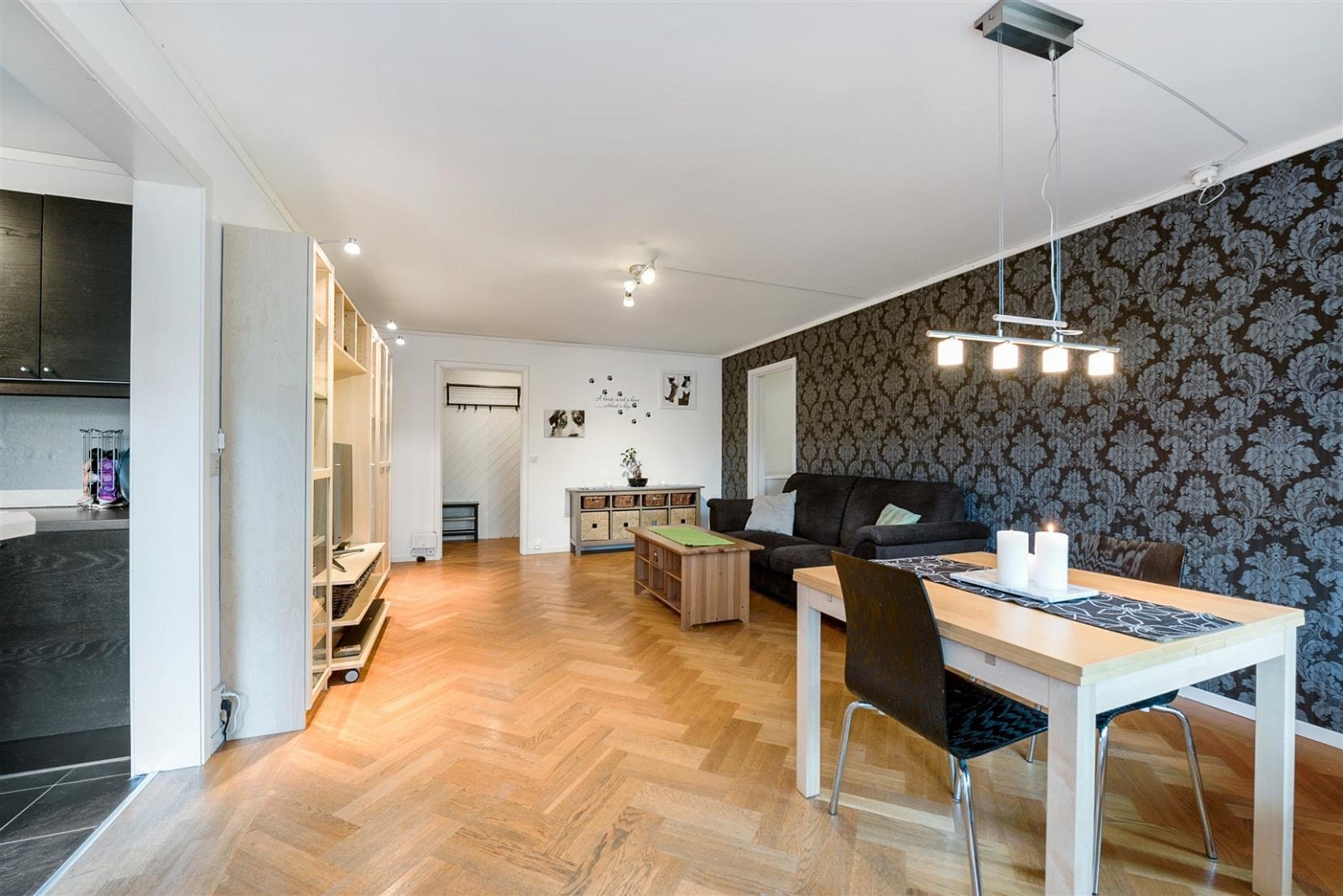 Fra stuen er det også utgang til den flotte og solrike terrassen. Galleribilde