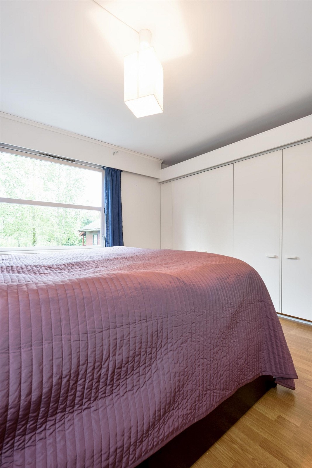 Romslig soverom med god plass til dobbelseng. Galleribilde