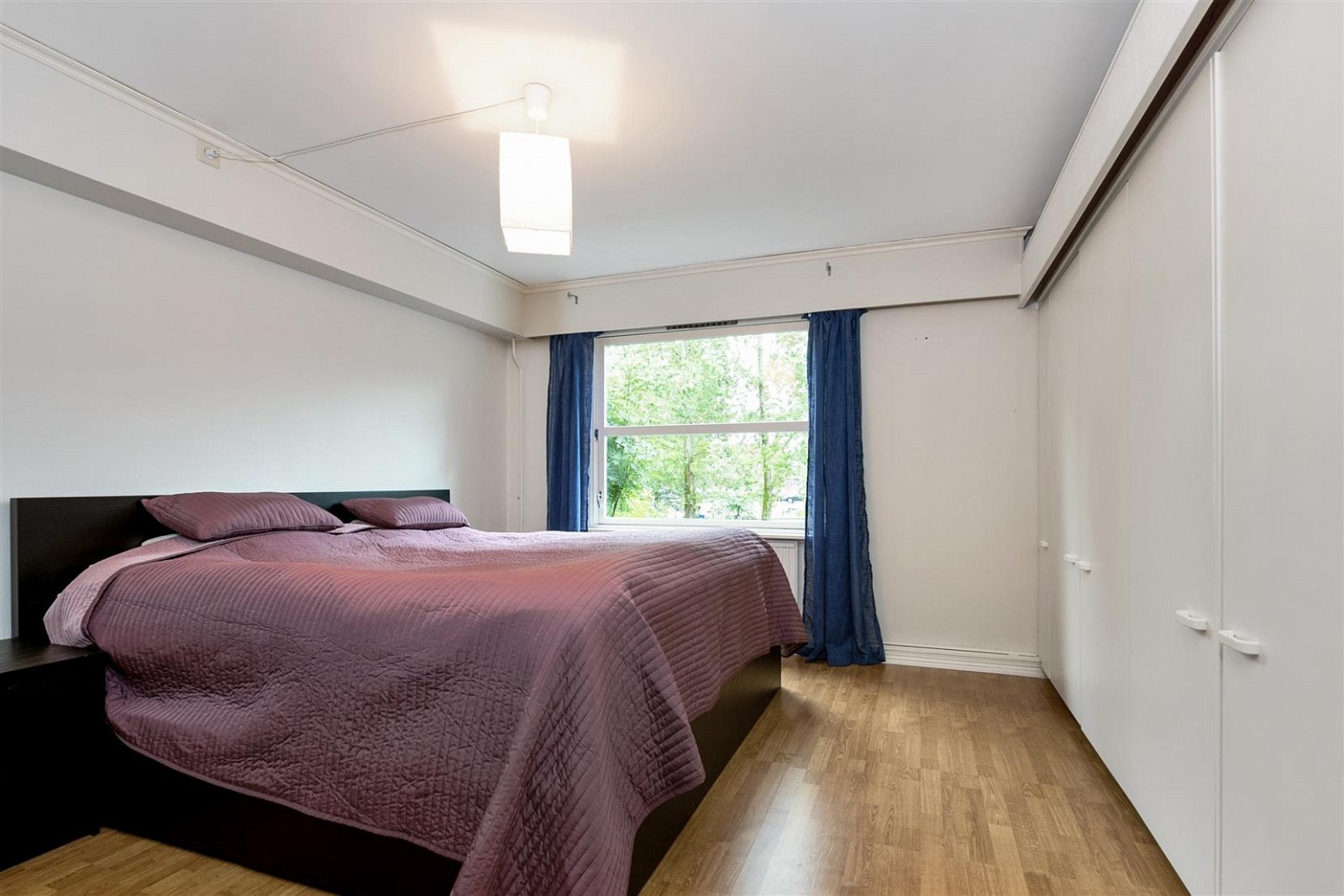 Stort vindu som slipper inn mye lys. Galleribilde