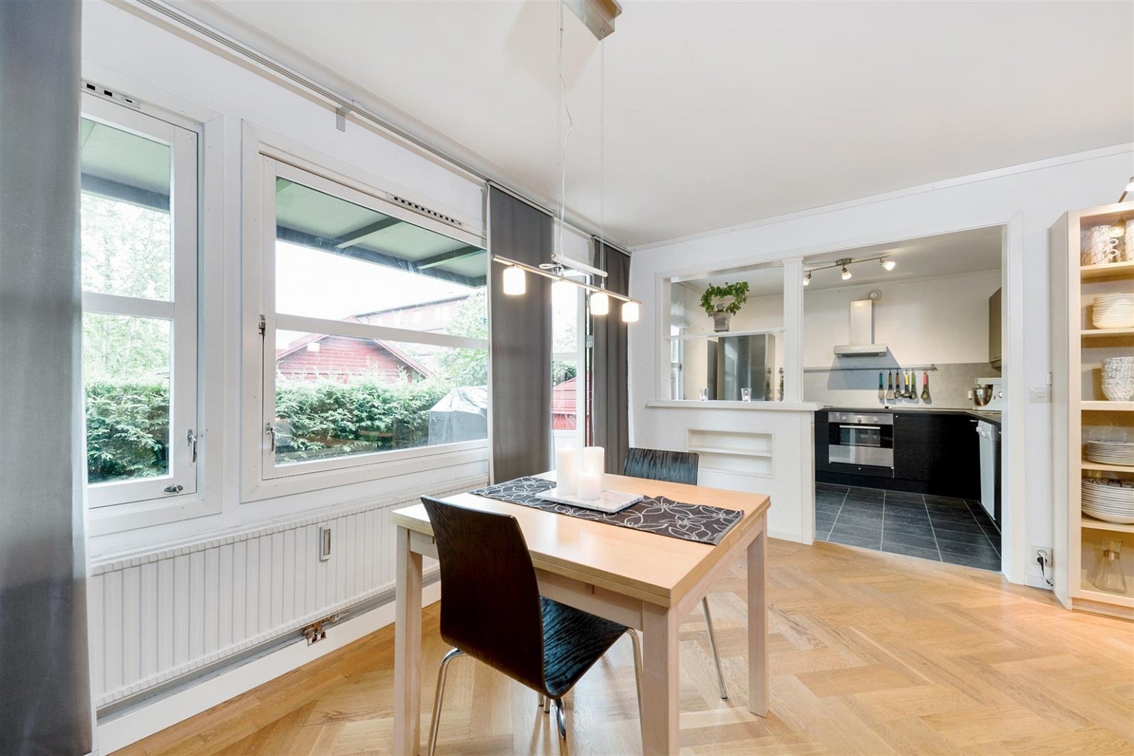 Kjøkkenet er halvåpent mot stuen. Galleribilde