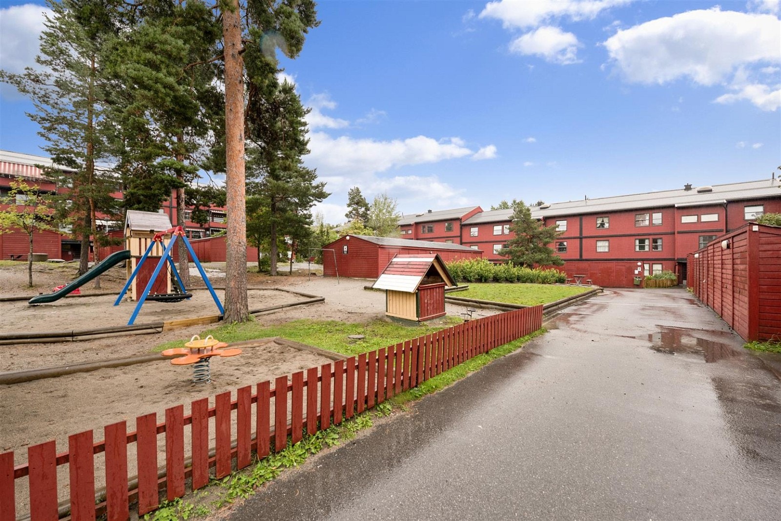 Det er flere lekeplasser i området. Dette tilhører borettslaget. Galleribilde