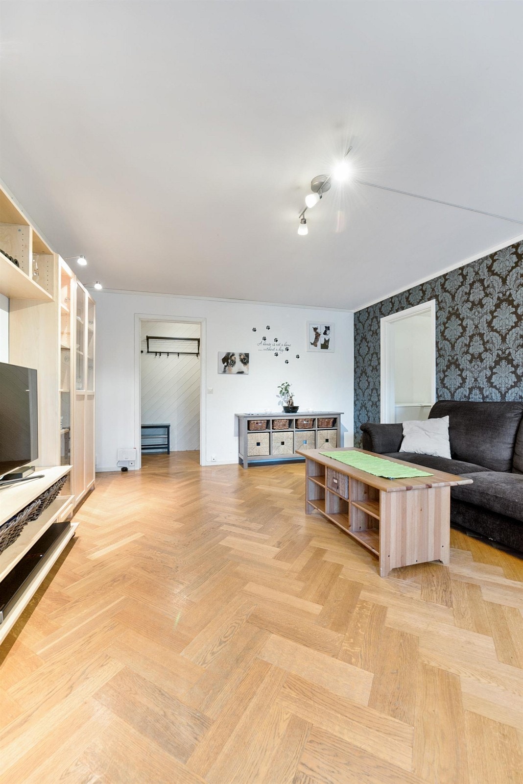 Det er god plass til en romslig sittegruppe i stuen. Galleribilde