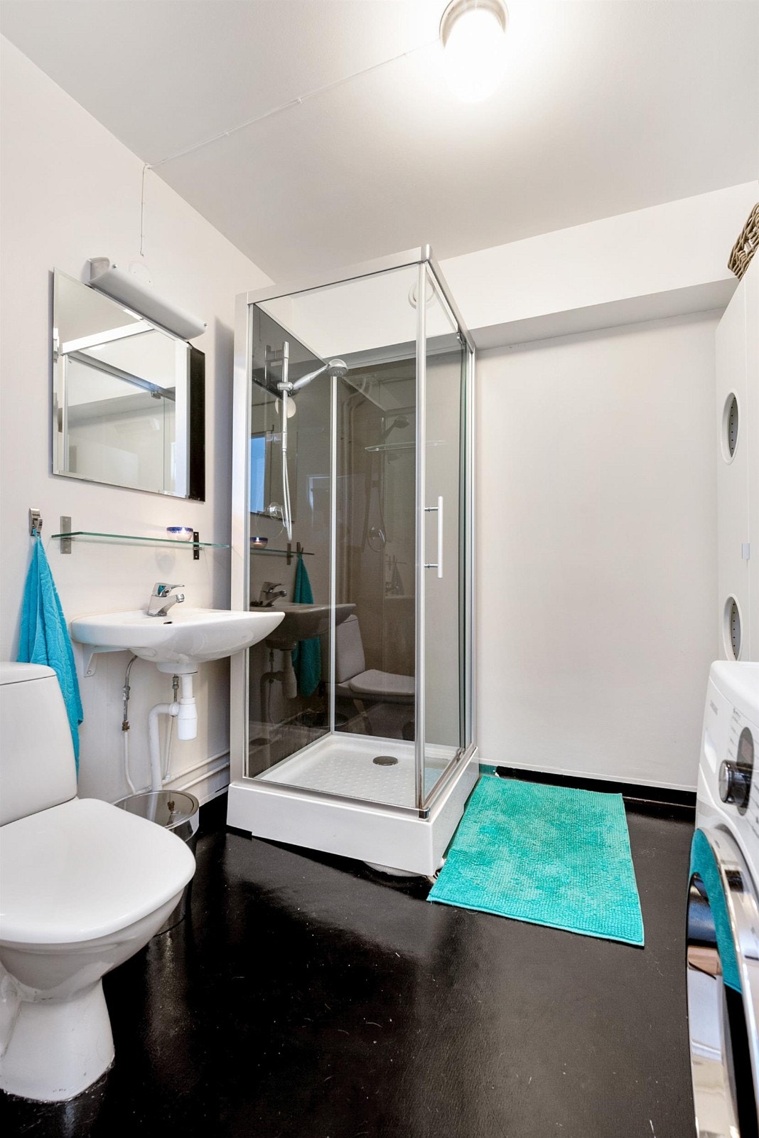 Eldre bad fra byggeår. Plass til vaskemaskin. Galleribilde