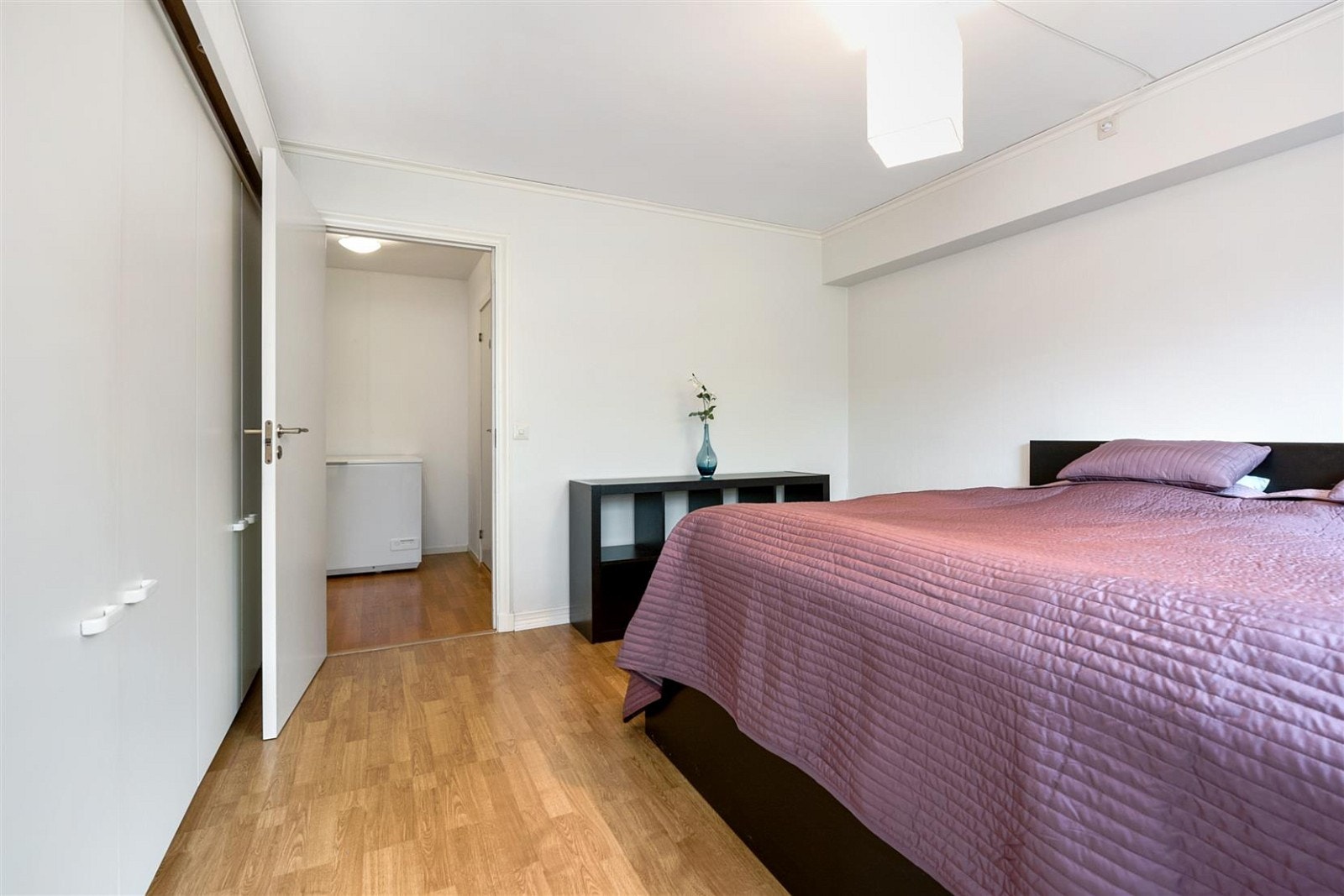 Det er en stor integrert garderobe på soverommet. Galleribilde