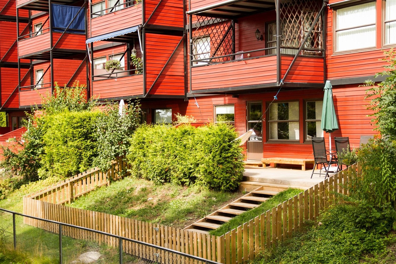 Hyggelig, inngjerdet hageflekk. Galleribilde