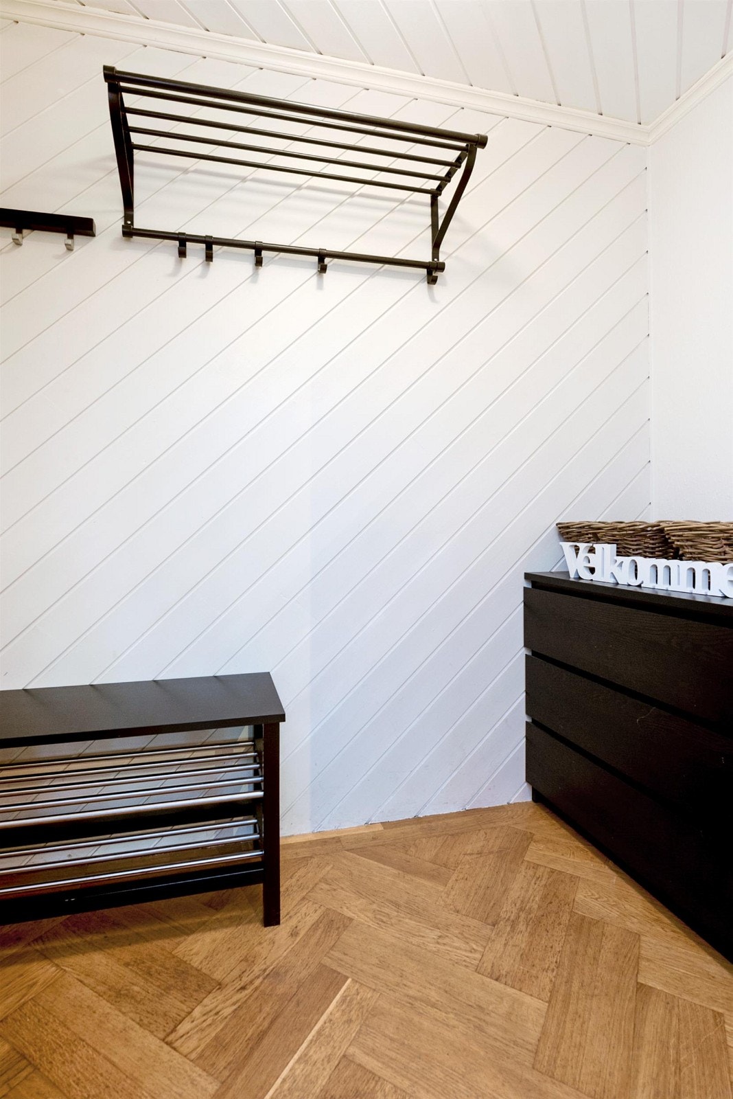 Lys entré med plass til yttertøy og sko. Galleribilde