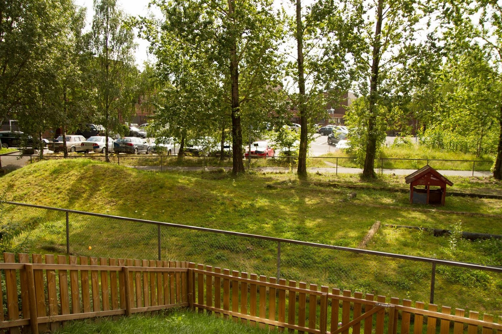 Leiligheten ligger vendt ut mot et grønt og usjenert område. Galleribilde