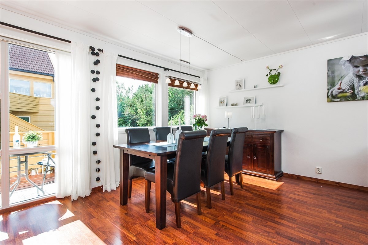 Spisestue med god plass til spisestuebord Galleribilde