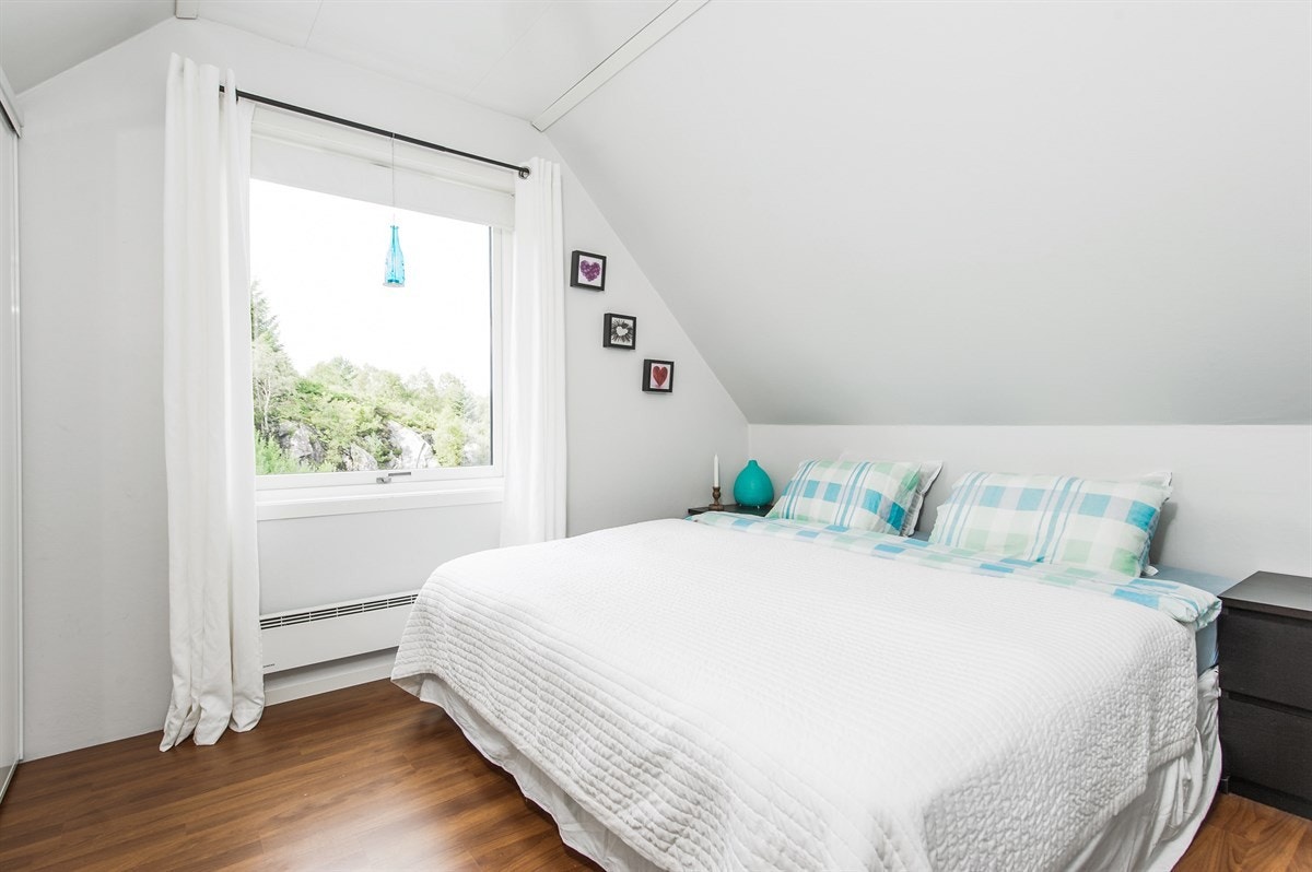 Hovedsoverom med tre-dørs skyvedørsgarderobe Galleribilde