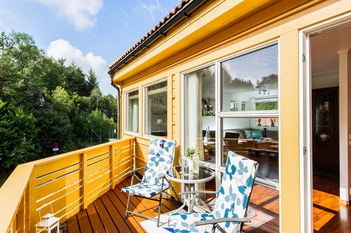 Koselig altan med gode solforhold Galleribilde