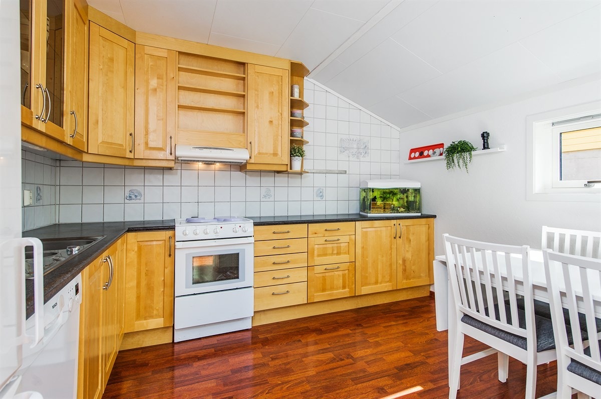 Kjøkkeninnredning fra Sigdal med god skap- og benkeplass Galleribilde