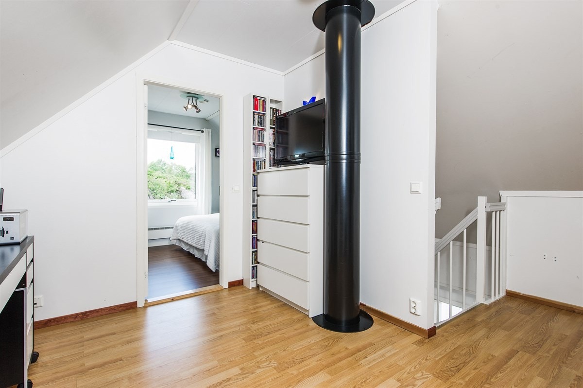 Gang/loftsstue opp, med rom for kontorkrok eller koselig sofagruppe Galleribilde