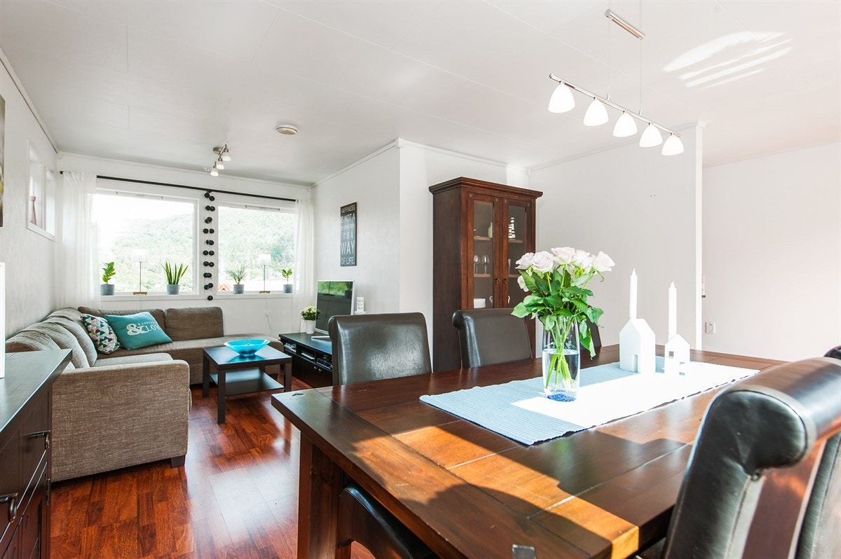 Romslig og flott stue med masse lysinnfall Galleribilde