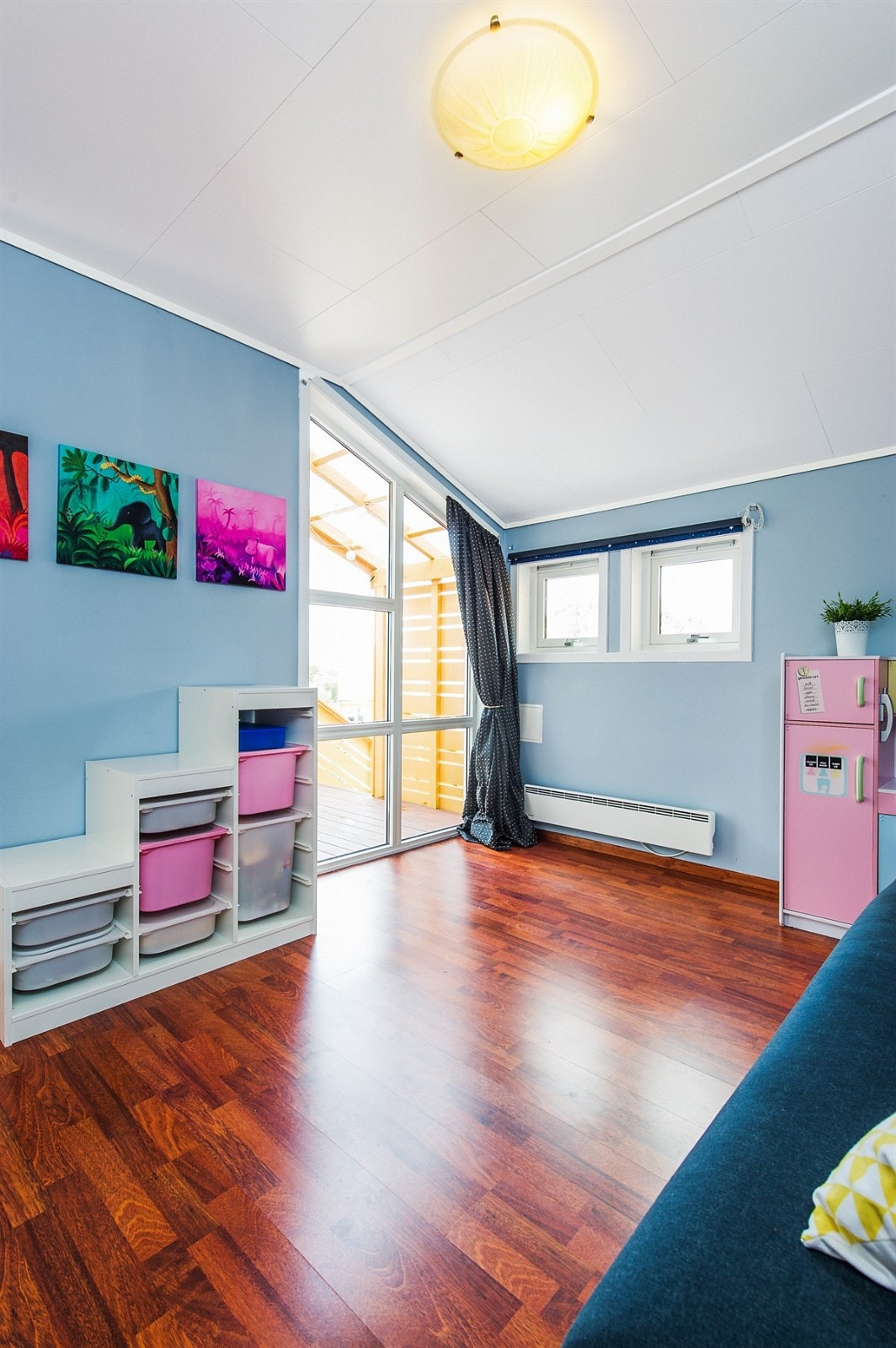 Stort soverom i hovedetasje med god skapplass Galleribilde