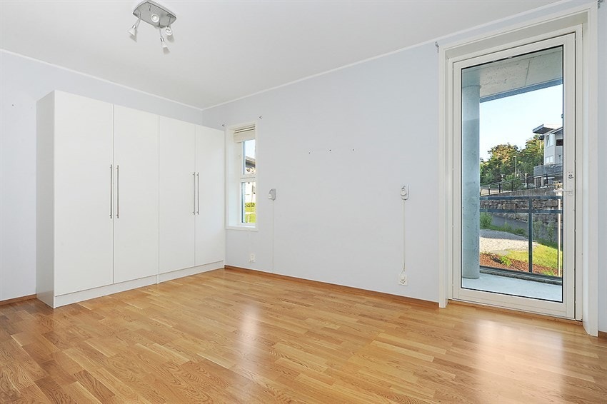 Stort hovedsoverom malt i lyse farger Galleribilde