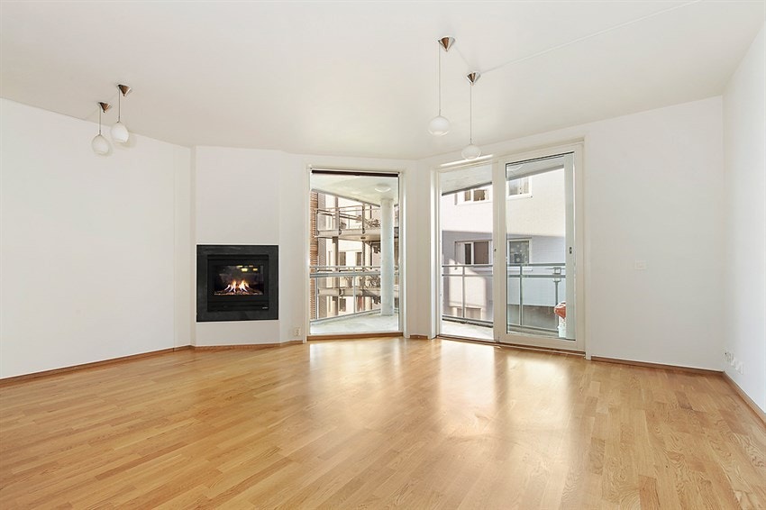 Stor og lys stue med gasspeis Galleribilde