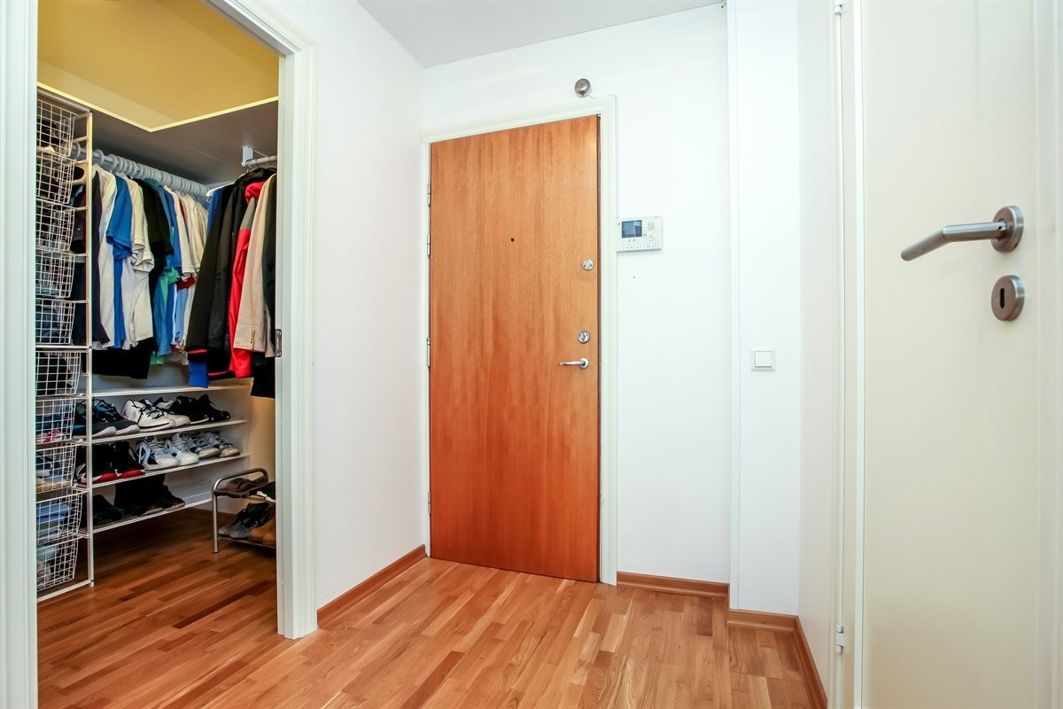 Entré med walk-in garderobe Galleribilde