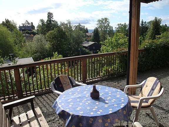 Usjenert uteplass med sol og utsikt Galleribilde