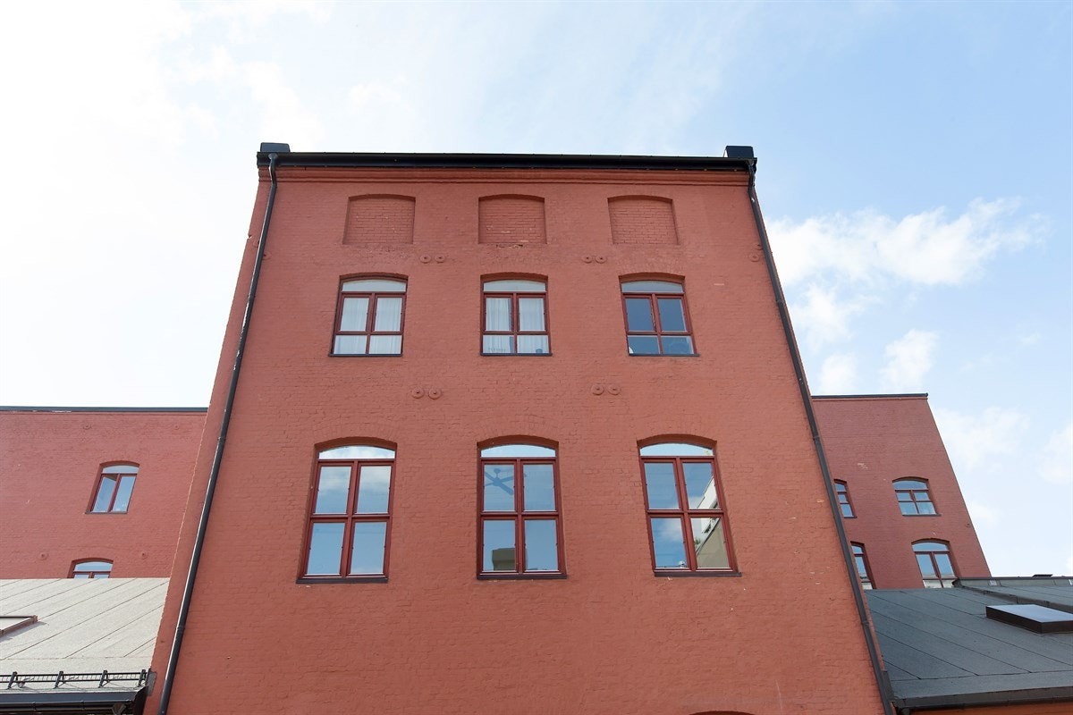 Leiligheten ligger i tredje etasje ved de nederste vinduene. Galleribilde