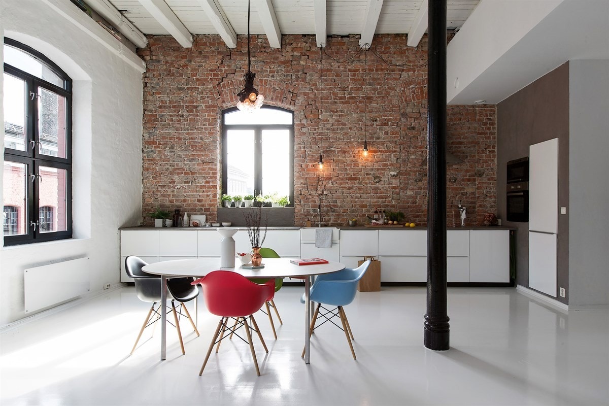 Innbygged kjøle- og fryseskap på kjøkkenets ende Galleribilde