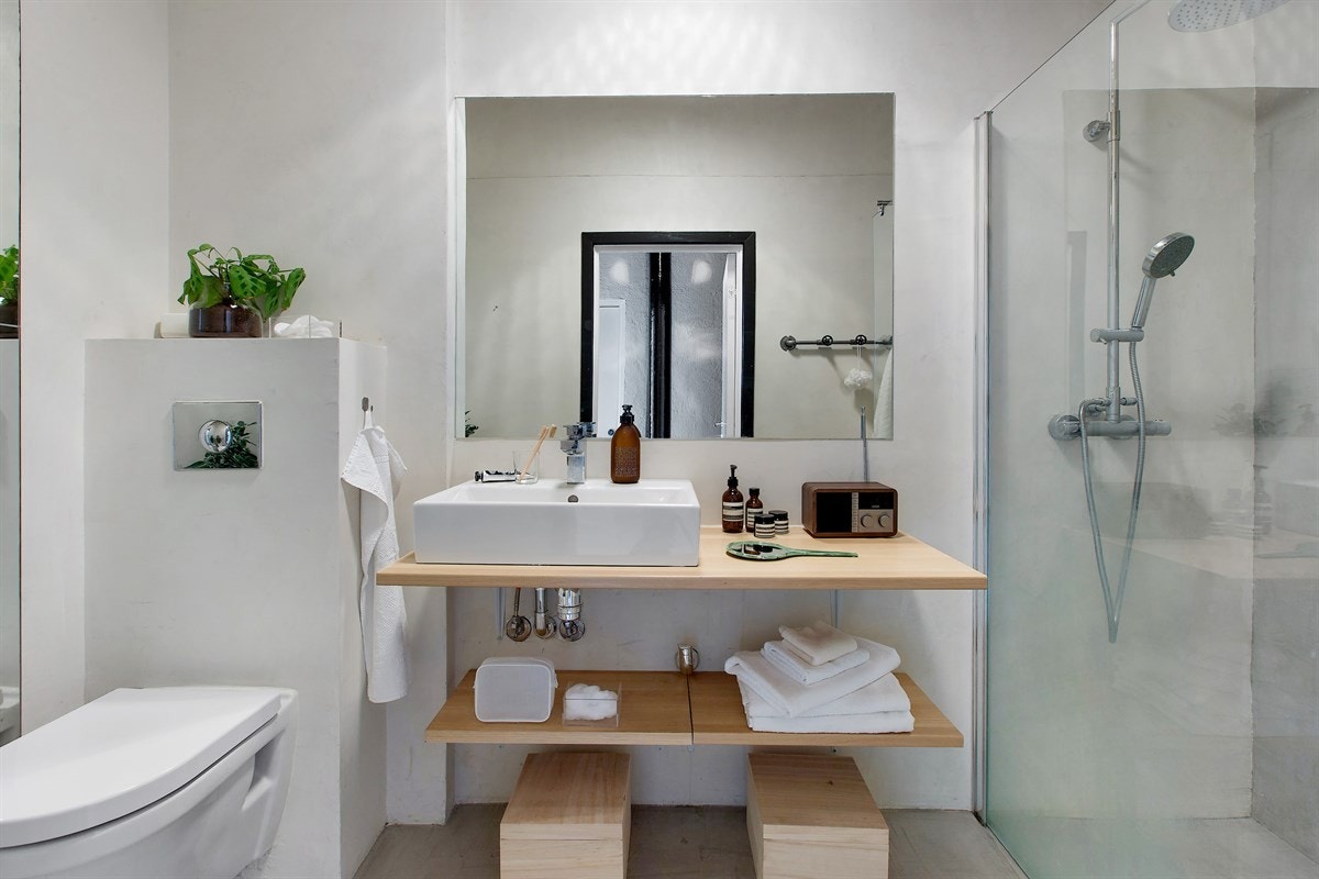 Mikrosement på gulv og vegger - plassbygget innredning. Galleribilde