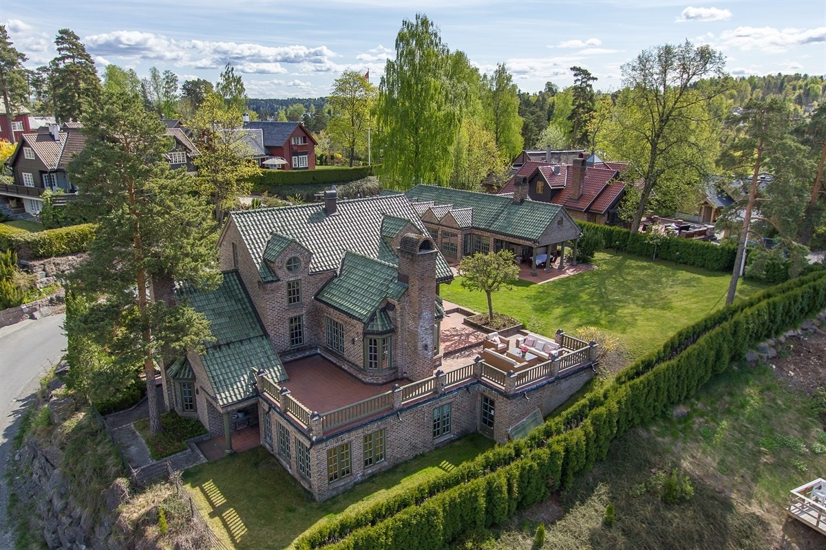 Damhaug og Nordvik har gleden av å presentere en unik og eksklusiv ariktekttegnet eiendom på Nesøya Galleribilde