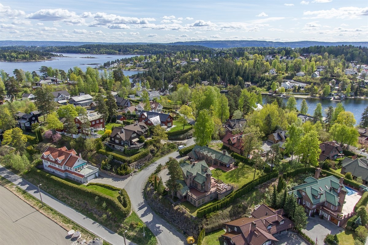 Damhaug og Nordvik har gleden av å presentere en unik og eksklusiv ariktekttegnet eiendom på Nesøya Galleribilde