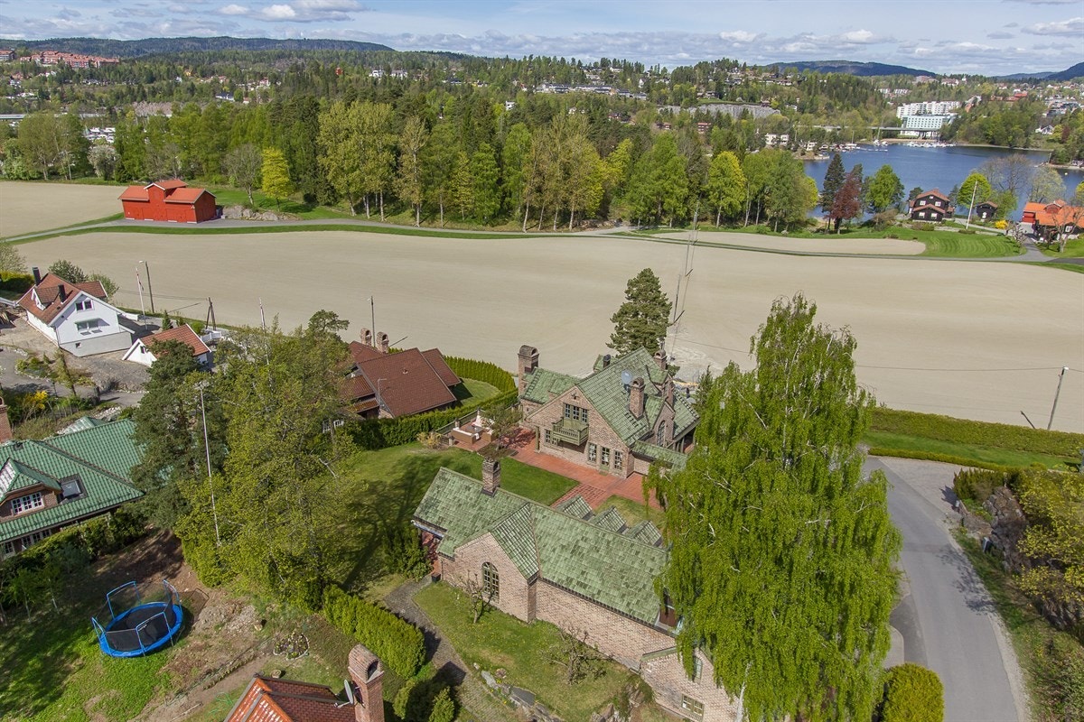 Damhaug og Nordvik har gleden av å presentere en unik og eksklusiv ariktekttegnet eiendom på Nesøya Galleribilde