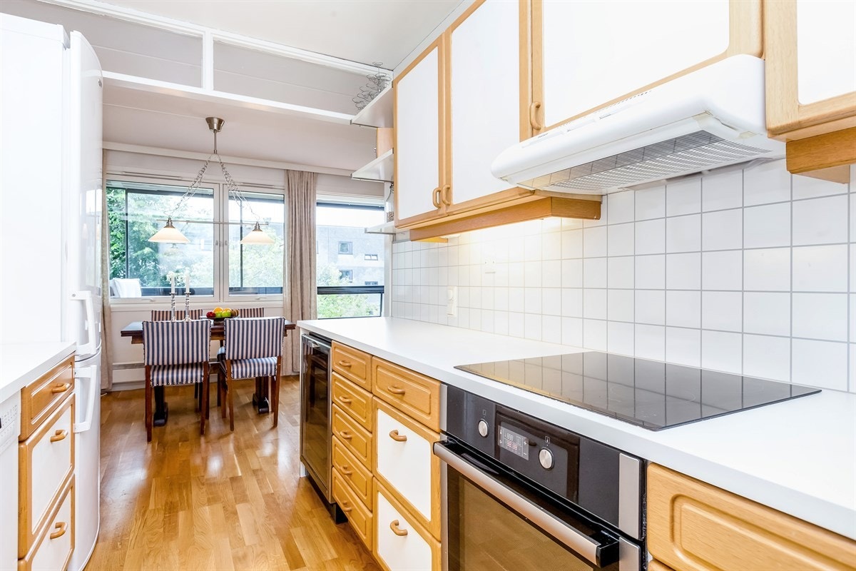 Lyst og solid kjøkken med god skapplass Galleribilde