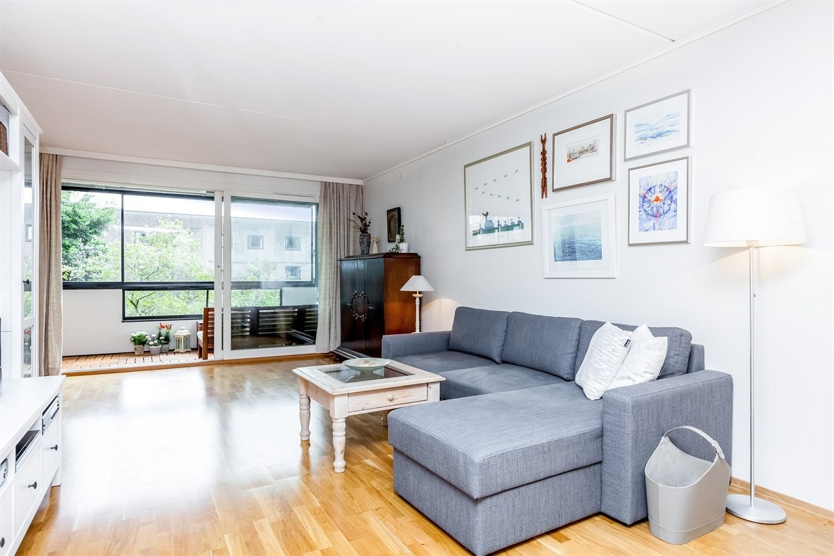 Stue med utgang til innglasset veranda Galleribilde