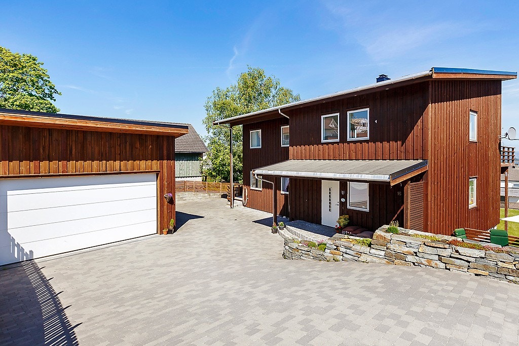 I tillegg til parkering i garasjen er det plass til biler i gårdsrommet. Galleribilde