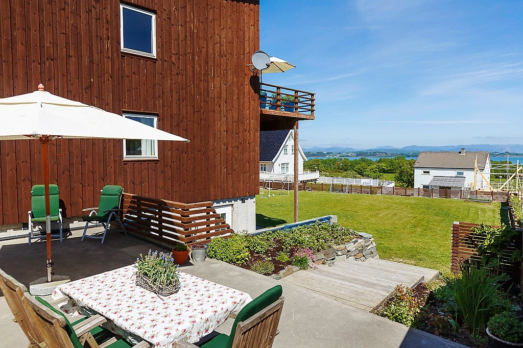 Boligen har hage, to terrasser og en lun koselig uteplass. Galleribilde