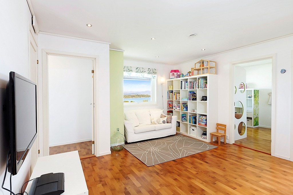 TV-stuen/allrommet i første etasje. Her i fra er det adkomst til alle soverommene og badet. Galleribilde