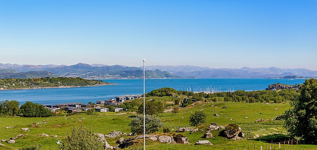 Fra denne boligen har man en fantastisk utsikt over den vestlandske naturen med fjord og fjell i bakgrunn. Galleribilde