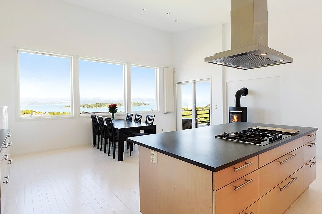 I denne boligen er utsikten i behold selv om man står å lager mat. Legg merke til utgangen til balkongen i bakgrunnen. Galleribilde