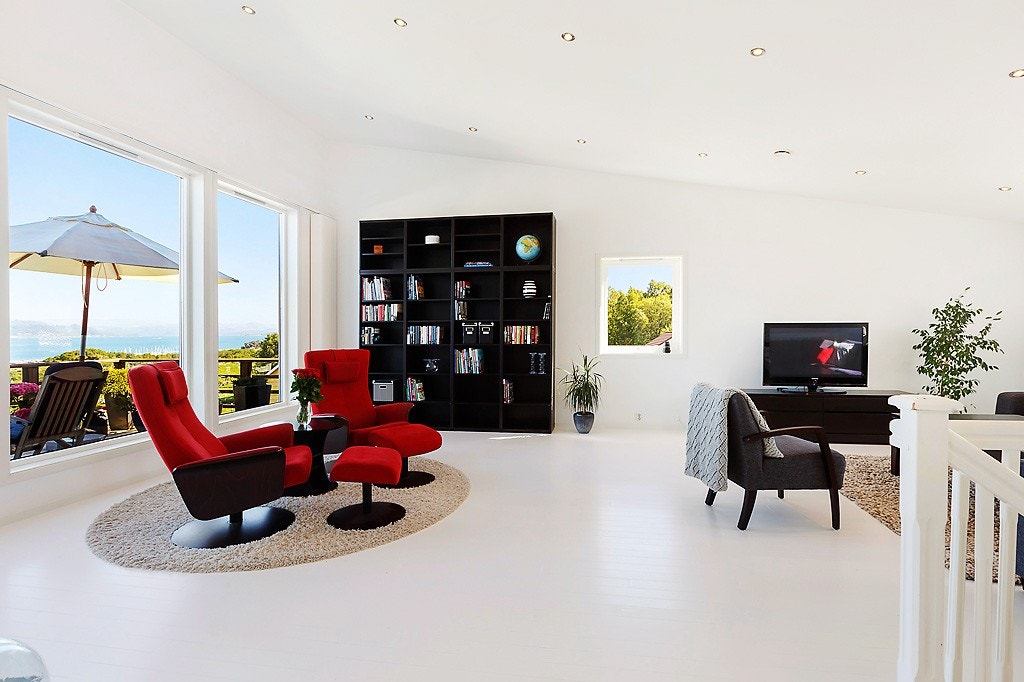 De hvite overflatene kombinert med god takhøyde, downlights og naturlig lysinnslipp fra tre kanter gir en unik romfølelse. Galleribilde