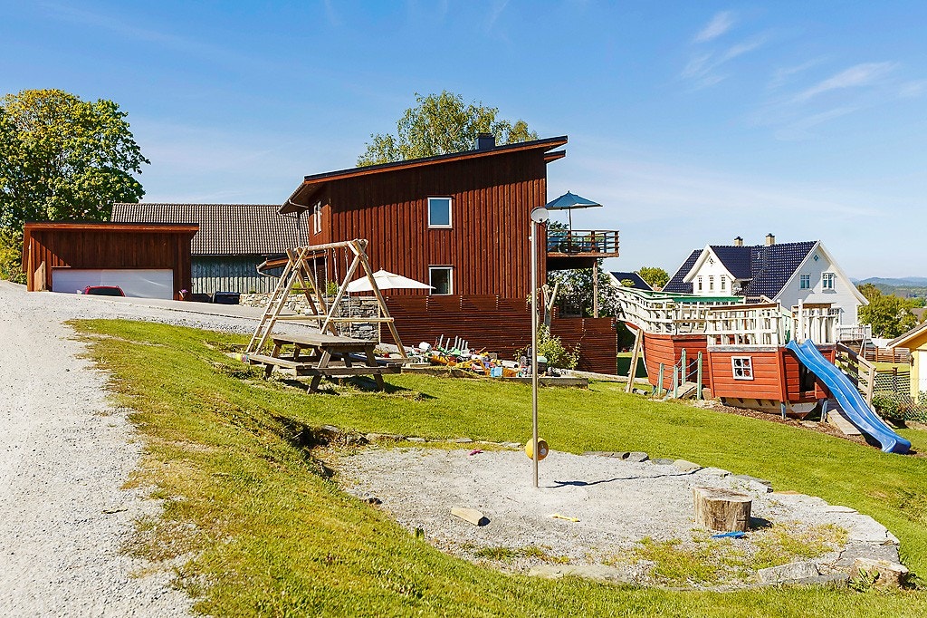 Boligen ligger barnevennlig til i enden av en blindvei og med lekeplass like utenfor døren. Galleribilde