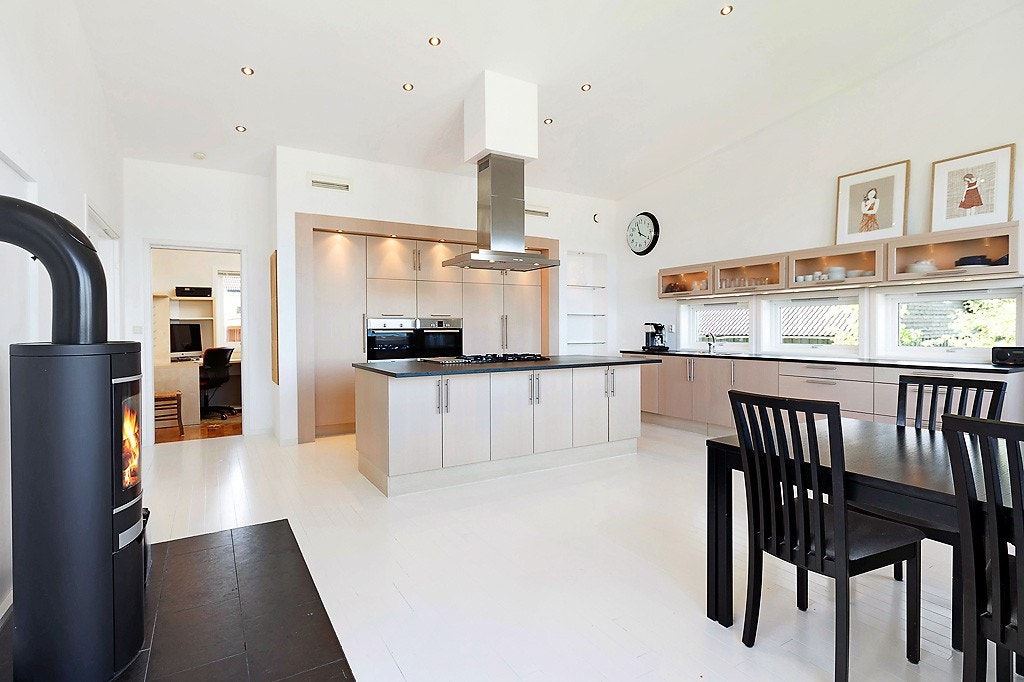 Kjøkkenet har meget god skap- og benkeplass. Vinduene over kjøkkenbenken slipper inn lys og gir et særpreg. Galleribilde