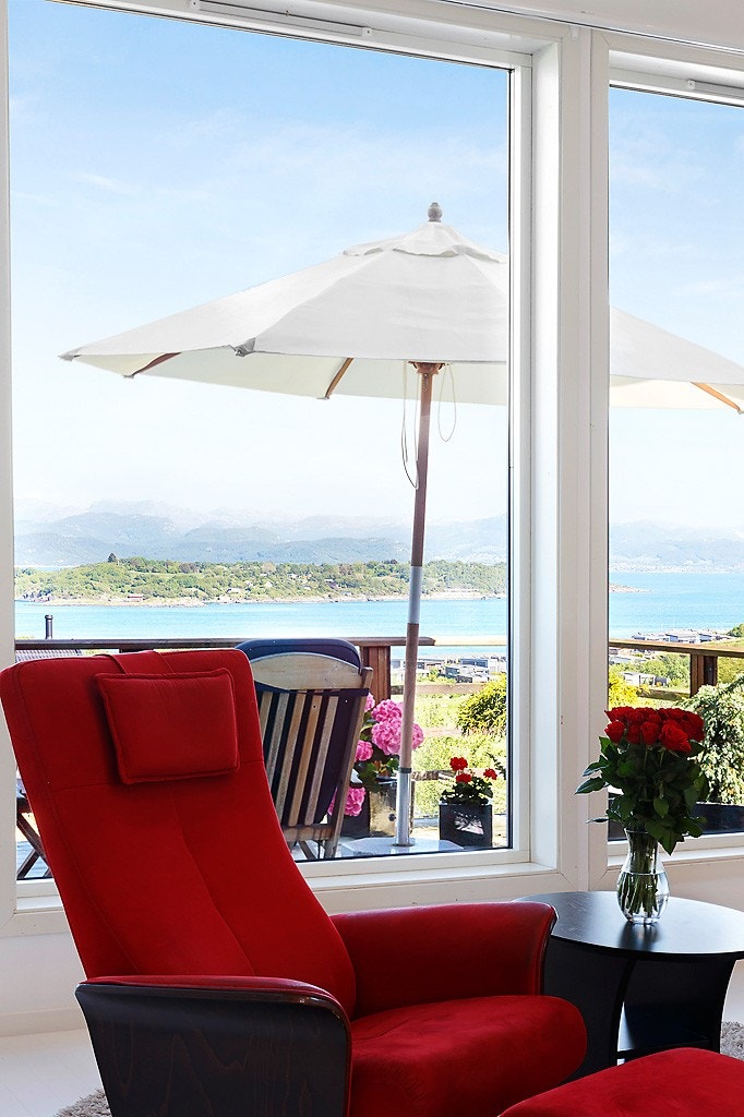 Fra stuen har man en lekker utsikt utover fjorden og naturen. I denne stolen kan man koble helt av etter en lang dag. Galleribilde