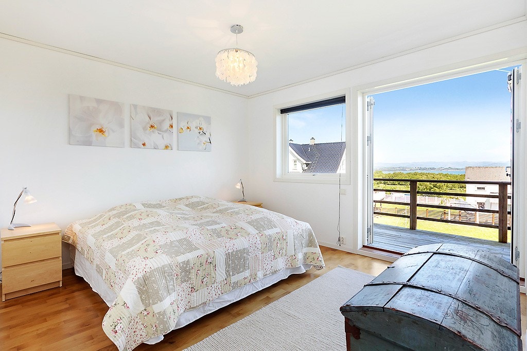 Hovedsoverommet har walk-in-closet samt direkte adkomst til bad og balkong. Galleribilde