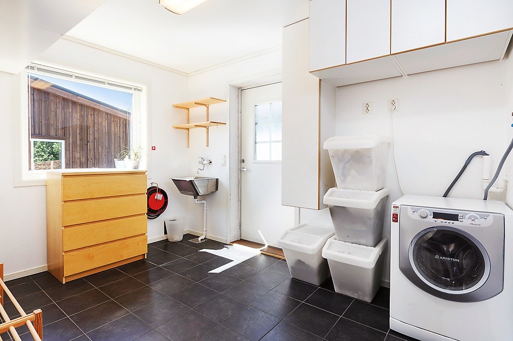 Vaskerommet har fliser på gulv og egen inngang. Galleribilde