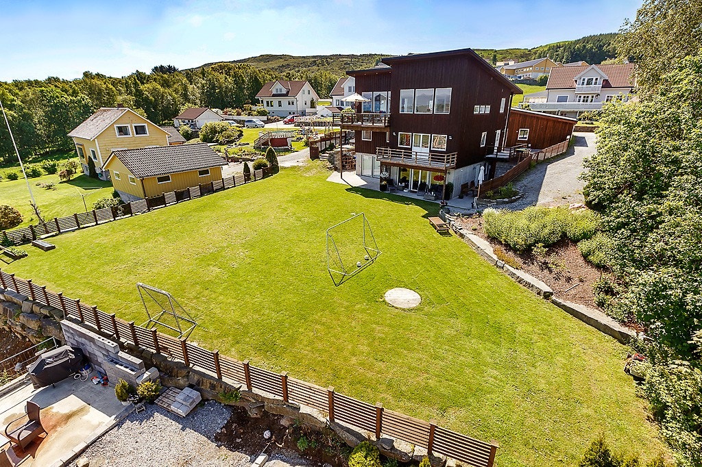 Boligen har en stor og solrik tomt som innbyr til lek på fine sommerdager. Galleribilde