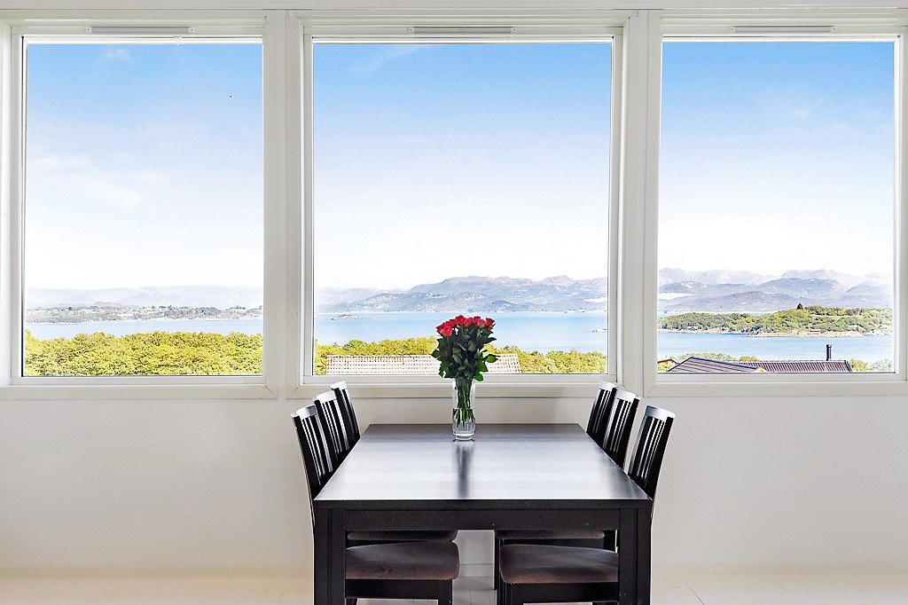 På dette kjøkkenbodet kan man spise middagen mens man nyter den fantastiske utsikten over fjord og fjell. Galleribilde